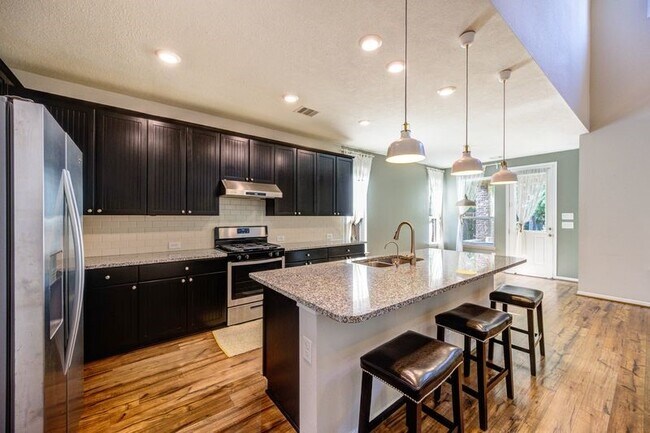 Building Photo - 5918 Rivergrove Bend Dr