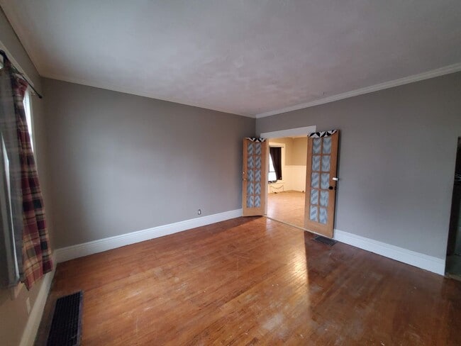 Building Photo - Large Single Family House Available Soon 3 Bed 1.5 Bath close to 490