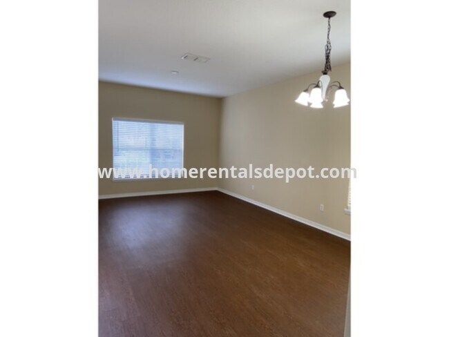 Building Photo - Spacious 4/2 in a Great Community!