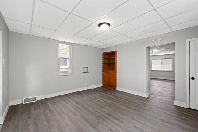 Building Photo - SCORE 50% OFF 1ST MONTH'S RENT IF SIGNED BY DEC 5! Fresh 2 bedroom home in Myer Park available now!