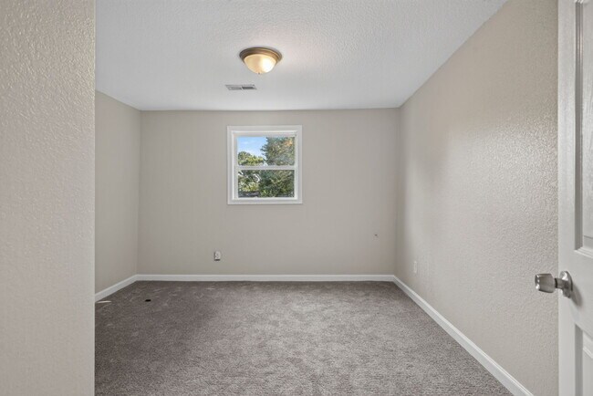 Building Photo - 1065 Lindenwood Ave
