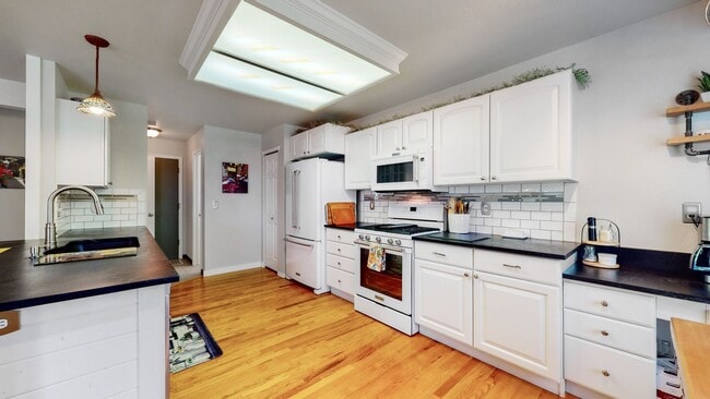 Building Photo - Stunning 3bd 3.5ba Home in the Mariana Butte Neighborhood