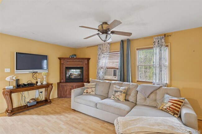 Building Photo - 3 Meadowgrass Ln