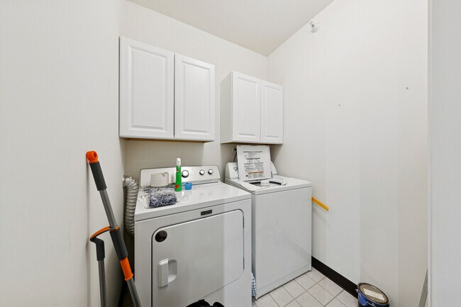 Building Photo - 420 E Waterside Dr