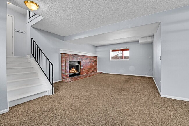 Building Photo - $2,540.95 with $300 off the first month's Rent- 4 Bedroom, 1.5 Bath, Single Family Home in Aurora...