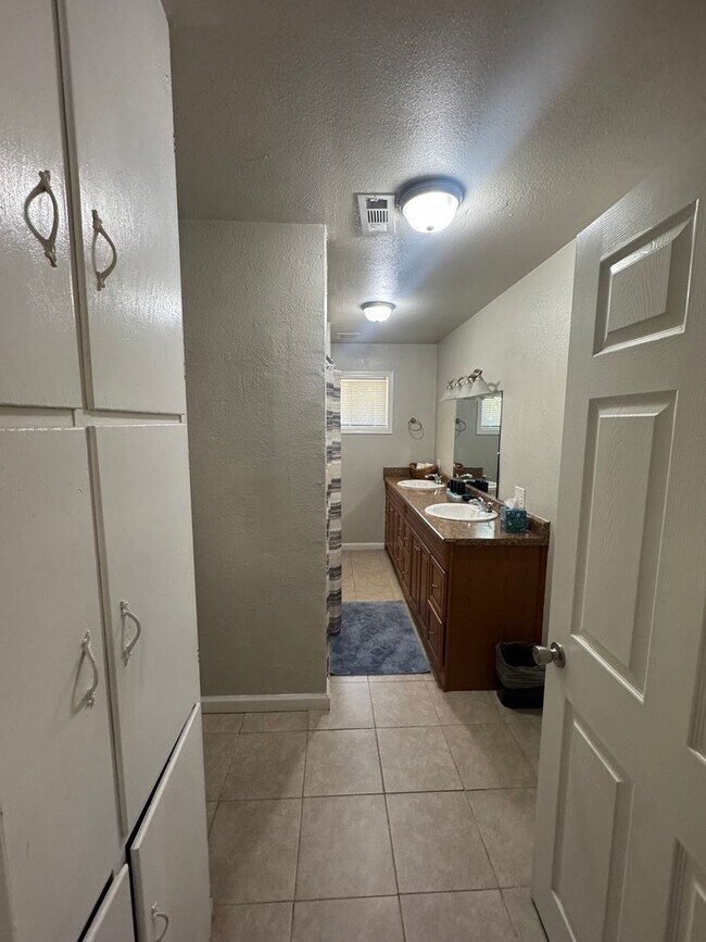 Building Photo - FURNISHED OR UNFURNISHED 5 BEDROOM 3 BATH HOME WITH POOL