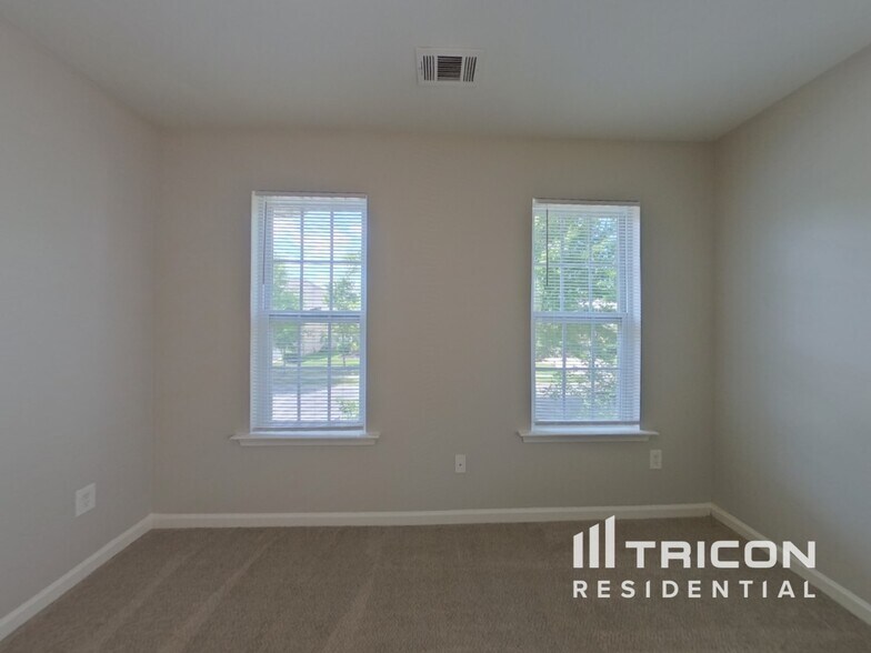 Building Photo - 301 Minitree Ln