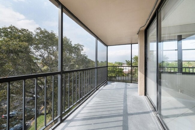 Building Photo - 3900 N Hills Dr