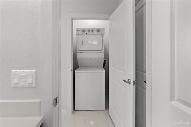 Building Photo - 16 Jessica Ln