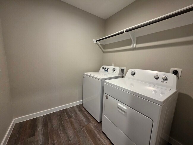 Building Photo - 1131 Hughes Crossing Dr