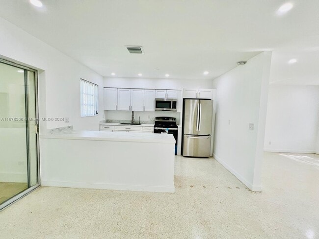 Building Photo - 18320 NE 7th Ct