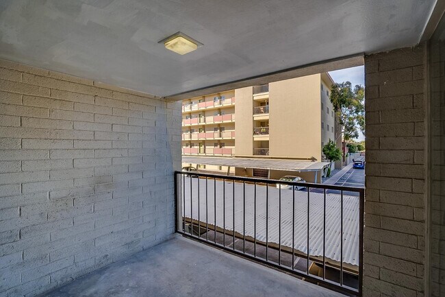 Building Photo - 351 E Thomas Rd