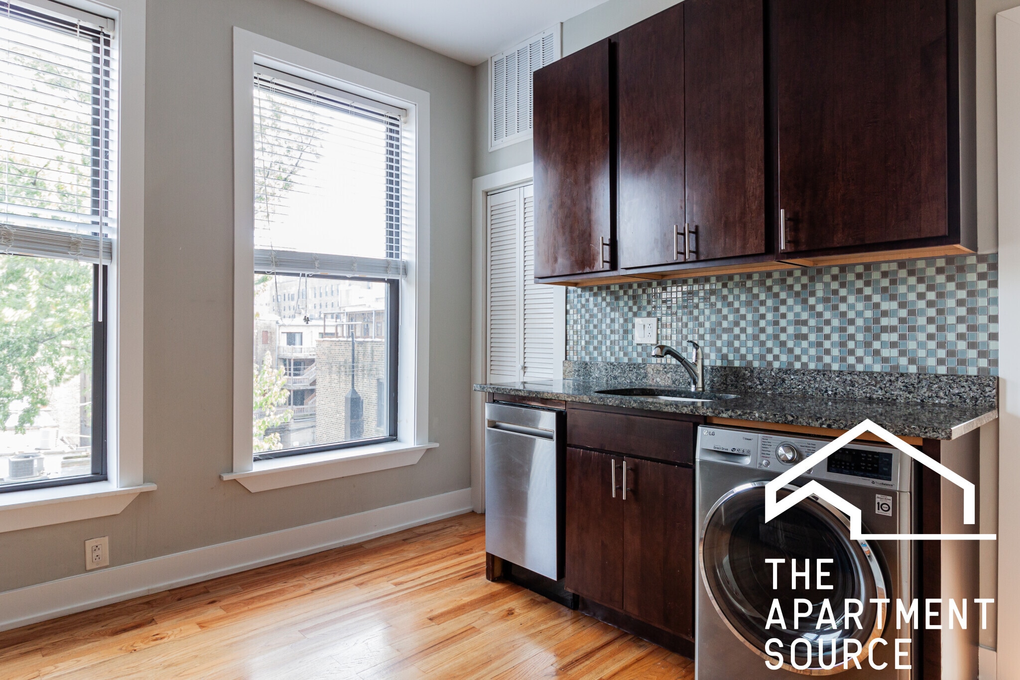 Building Photo - 634 W Oakdale Ave