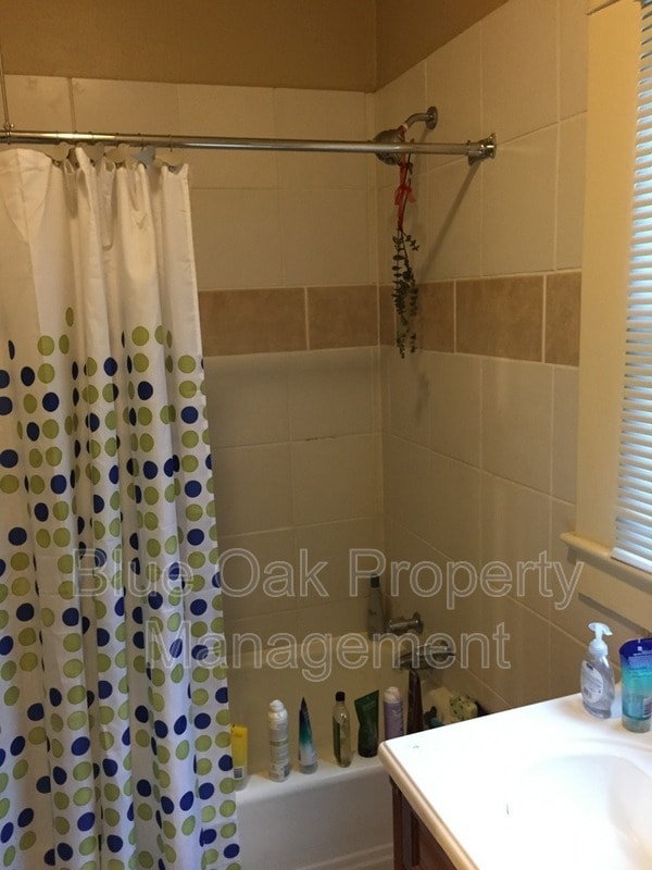 Building Photo - 1510 W 5th St