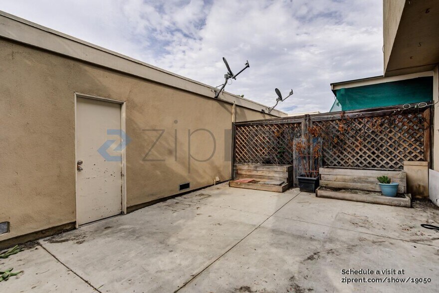 Building Photo - 201 Carriage Dr