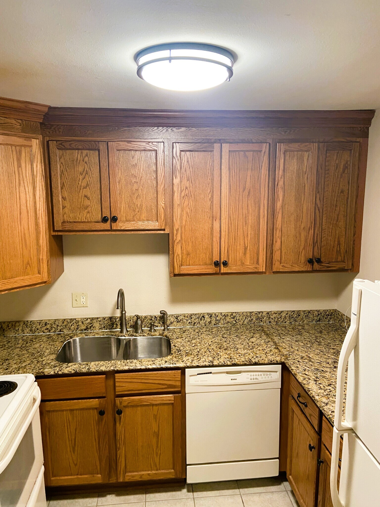 Kitchen - 500 Lake Marina Dr