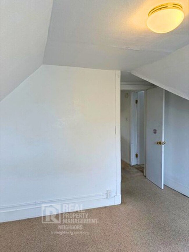 Building Photo - Welcome to Spacious 4 Bedroom, 1 Bathroom Holland Home