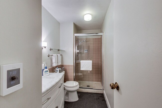 Building Photo - 6033 N Sheridan Rd