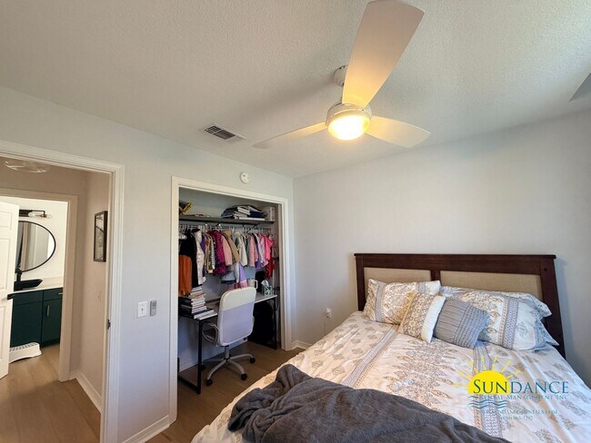 Building Photo - Stunning 3 Bedroom Home in Gulf Breeze with stand out accents!