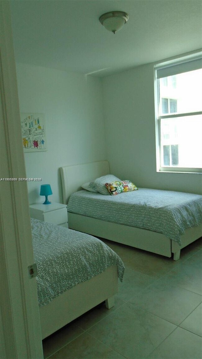 Building Photo - 1723 SW 2nd Ave