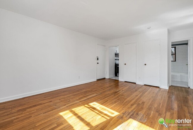 Building Photo - Renovated Studio with easy access to NYC