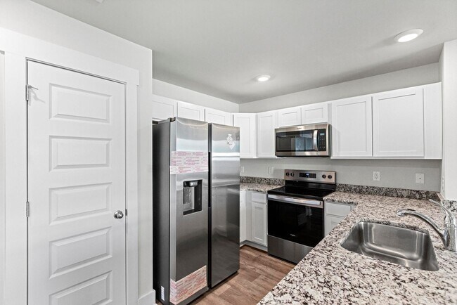 Building Photo - Brand New Townhome- Bike to the beach!!!