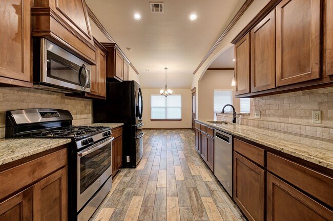 Building Photo - Beautiful & Large 4 Bed 2 Bath Home in Edmond!