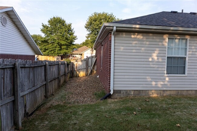 Building Photo - 833 S Eastview Dr