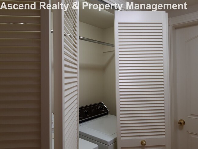 Building Photo - Unique Opportunity to Lease 2 Bed Lower Unit in Executive Home Utilities Included Quick Access to...