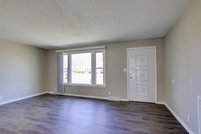 Building Photo - Four Bedroom with Bonus Room and a detache...