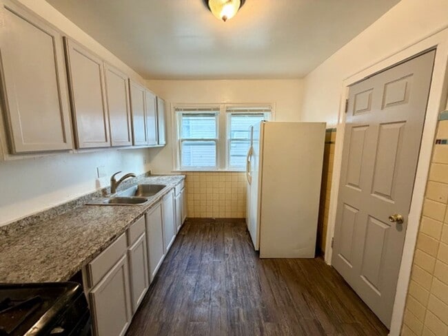 Building Photo - SECTION 8 ONLY For Lease 3 bed 1 bath