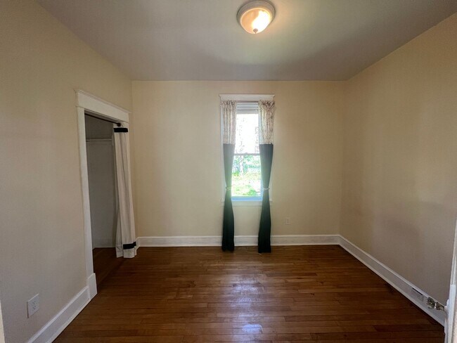 Building Photo - AVAILABLE JUNE - Perfect 2 Bed 1 Bath In Hillside Neighborhood