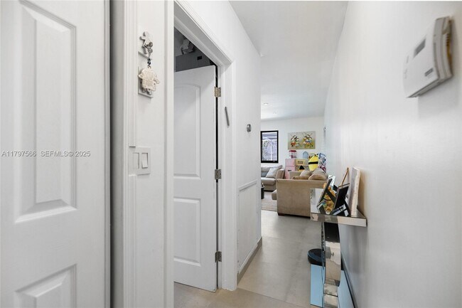 Building Photo - 20375 NE 22nd Pl