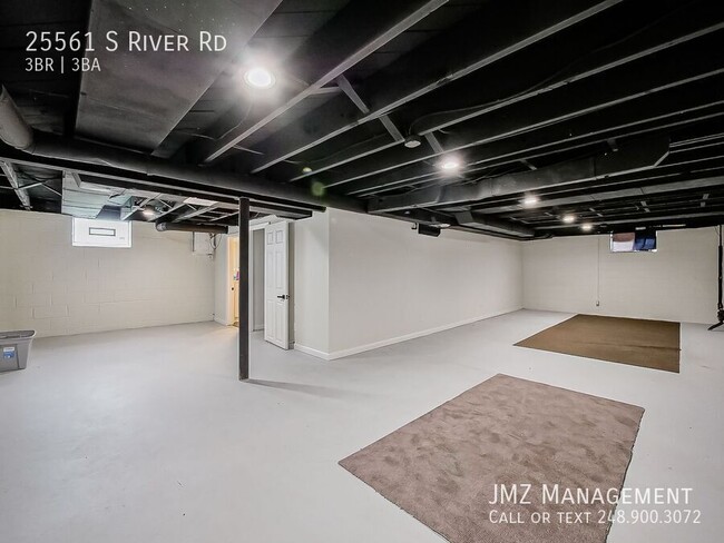 Building Photo - 25561 S River Rd