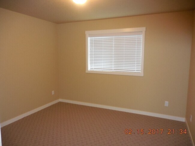 Building Photo - Rent Reduction! End Unit - Hawks Prairie Townhome