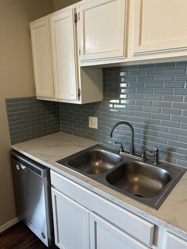 Building Photo - 632 Ramblin Oaks Dr