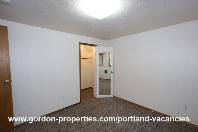Building Photo - SE 57th Ave - 5 bedroom home with fireplac...