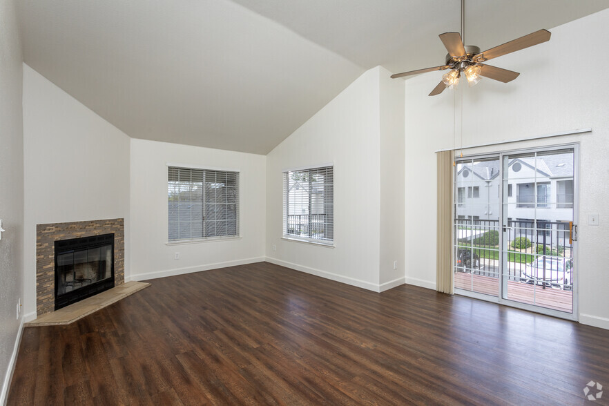 2BD, 2BA - 1,058SF - Living Room - Park Ridge Apartments