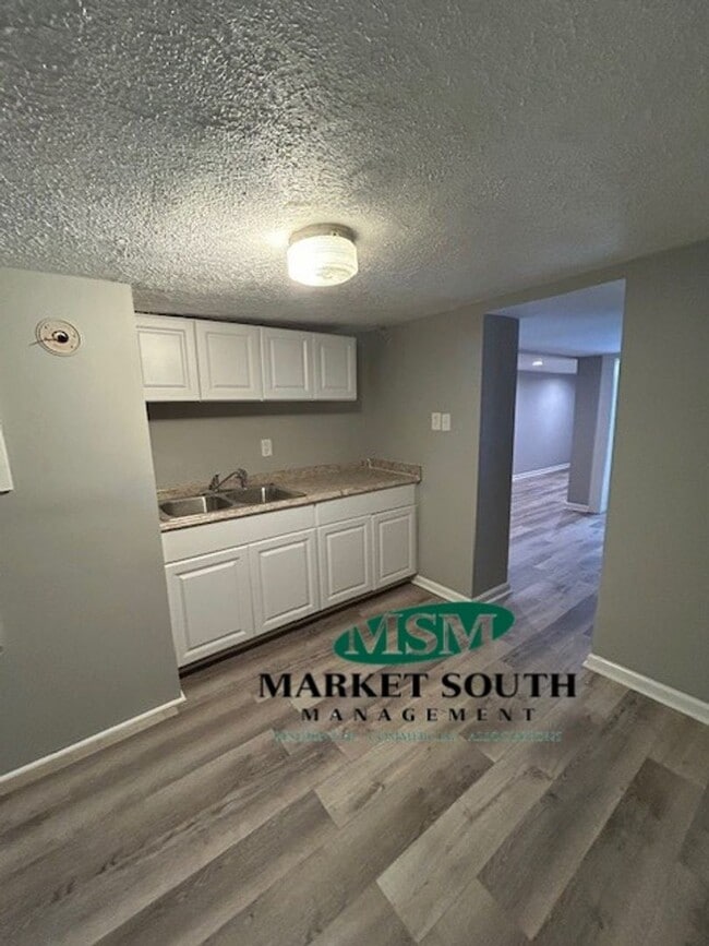 Building Photo - RENOVATED ONE BEDROOM ON THE BEAUTIFUL JONES STREET!!!