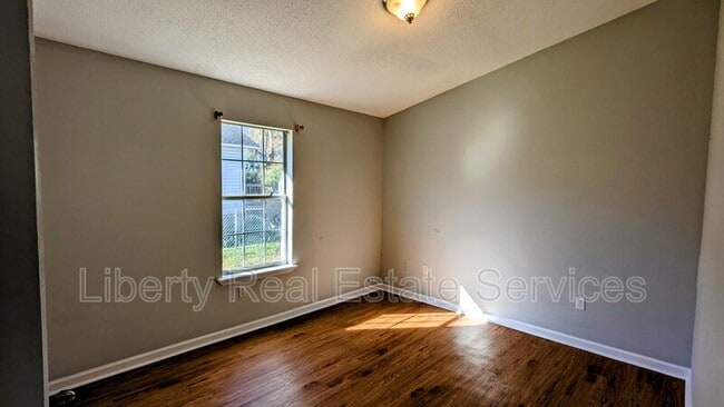 Building Photo - 215 Gordon St