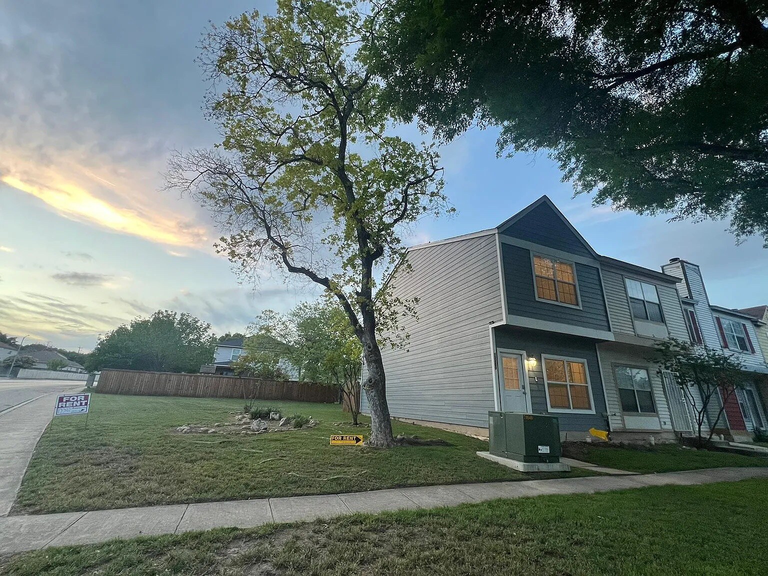 Building Photo - Room in Townhome on Magnolia Blossom St
