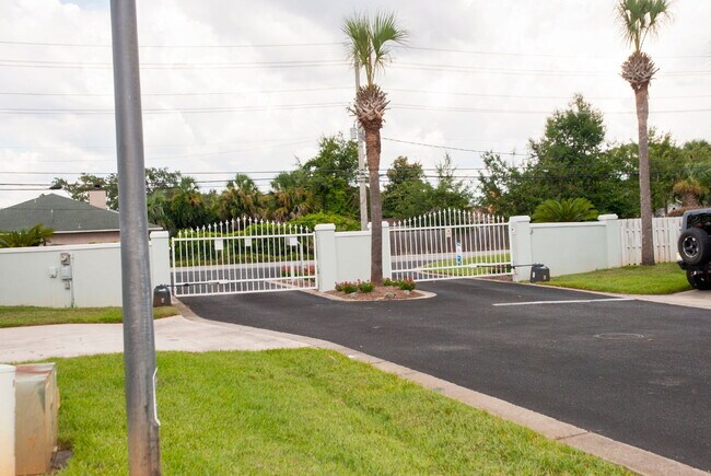 Building Photo - Luxury 3 bedroom 3.5 bath home in GATED community with BOAT SLIP!