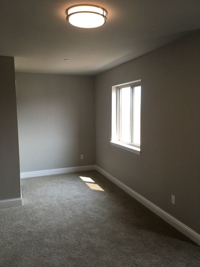 Building Photo - 4 Bedroom West Redding Townhome-  MOVE IN ...