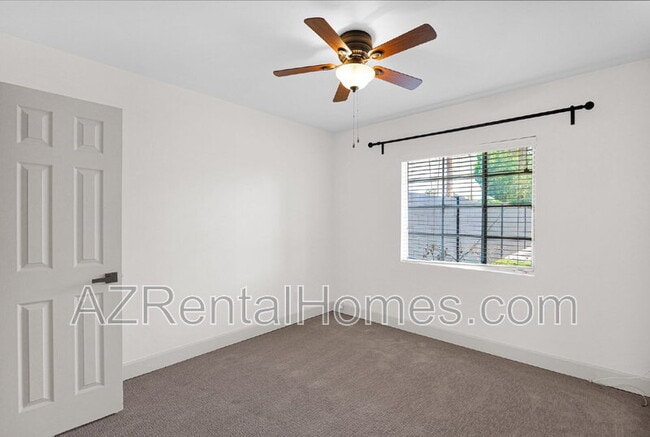Building Photo - 5513 E Earll Dr