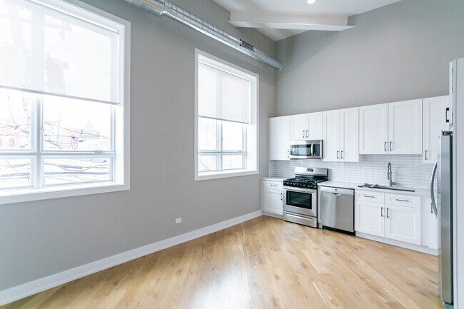 Building Photo - 1470 W Webster Ave