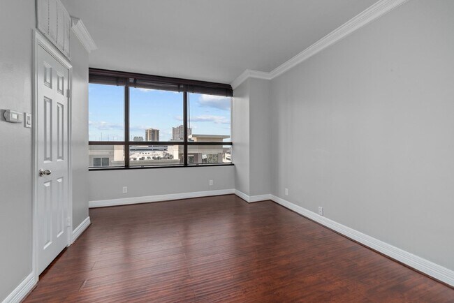 Building Photo - 5150 Hidalgo St