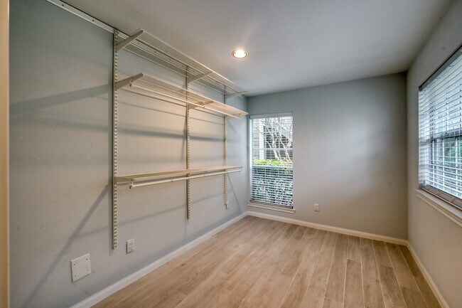 Building Photo - 1860 White Oak Dr