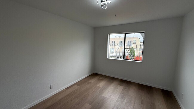 Building Photo - 1630 Oakdale Ave
