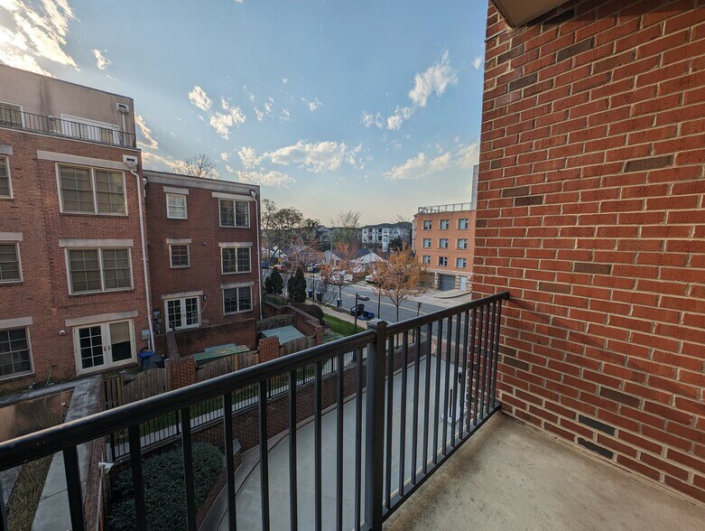 Building Photo - 181 E Reed Ave