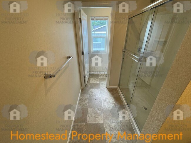Building Photo - Welcome home! Outstanding Salem location!